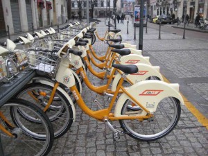 Bike share" di jcrakow - originally posted to Flickr as Bike share. Con licenza CC BY 2.0 tramite Wikimedia Commons 
