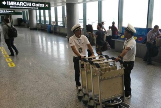 Malpensa addio facchini abusivi: arrivano gli addetti in divisa