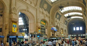 Scippa un uomo con il figlio in braccio: tolto l’affidamento